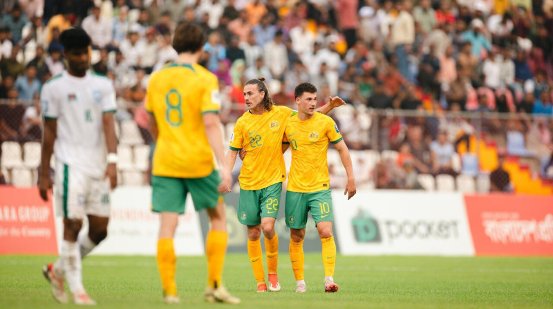 Austrālijas valstsvienības futbolistsi Džeksons Īrvins (Nr. 22) un Ajdins Hrustičs (Nr. 10) Bangladešā. Foto: Subway Socceroos