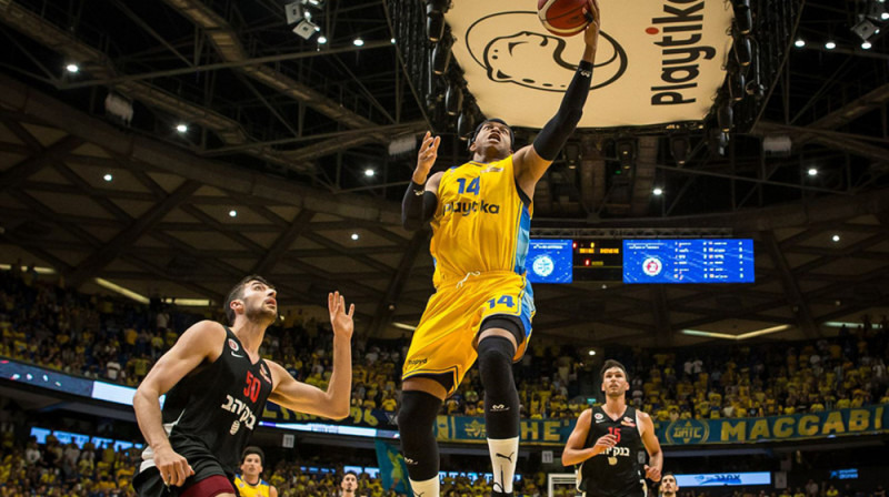 Telavivas "Maccabi" basketbolists Hasiels Rivero uzbrukumā pret Jeruzalemes "Hapoel". Foto: maccabi.co.il