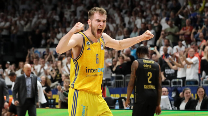 Berlīnes "Alba" basketbolists Malte Delovs pēc uzvaras Vācijas Bundeslīgas pusfināla sērijā. Foto: O. Behrendt/Contrast/Imago Images/Scanpix