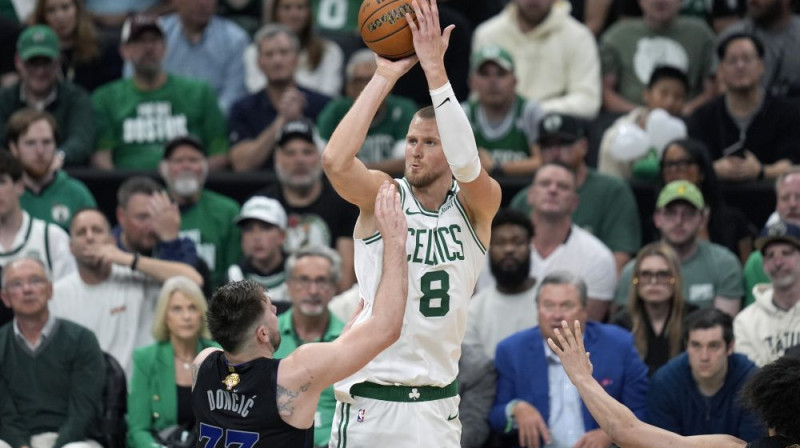 Kristaps Porziņģis izpilda metienu pāri Lukam Dončičam. Foto: AP/Scanpix