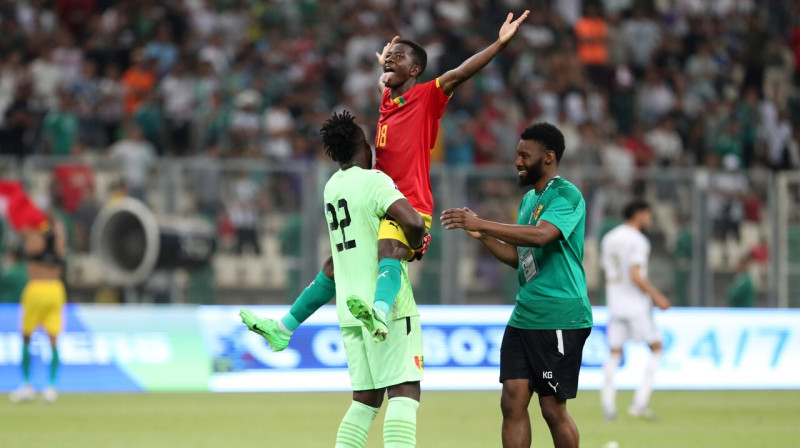Gvinejas valstsvienības futbolisti pēc uzvaras Alžīrijā. Foto: Chine Nouvelle/SIPA/Scanpix