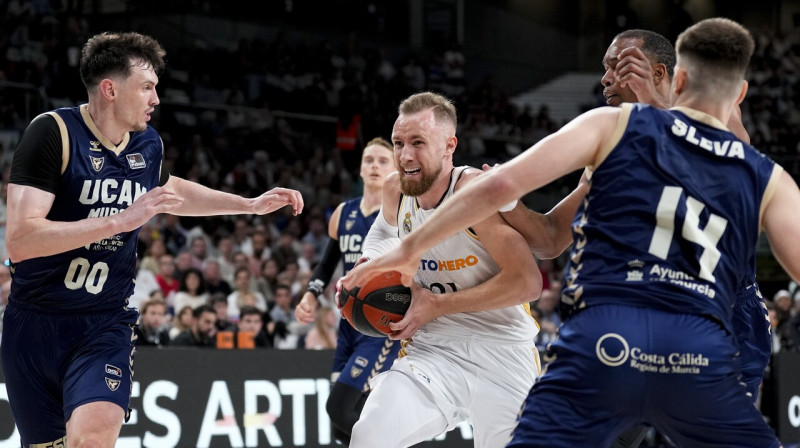 Rodions Kurucs aizsardzībā pret Madrides "Real" basketbolistu Džananu Musu. Foto: Oscar J. Barroso/Zumapress.com/Scanpix