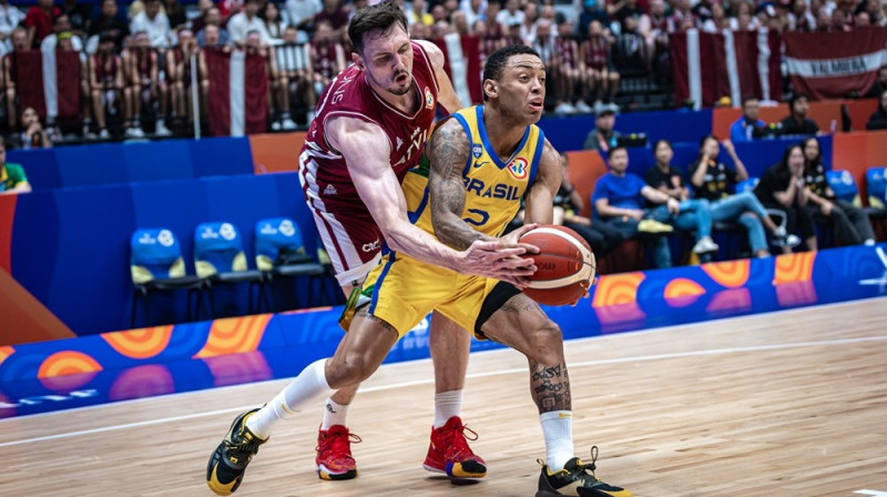 Jagu Dus Santuss ar bumbu pret Rodionu Kurucu. Foto: FIBA