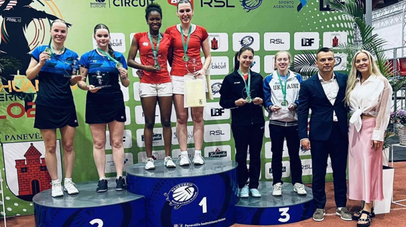 Latvijas badmintonistes uz pjedestāla otrā pakāpiena. Foto: Latvijas badmintona federācija.