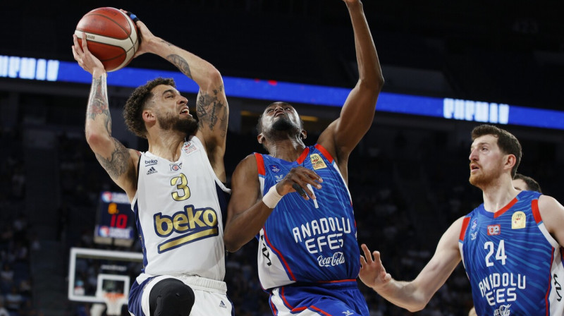 Skotijs Vilbekins ar bumbu finālsērijas spēlē pret Stambulas "Anadolu Efes". Foto: Fenerbahçe Beko