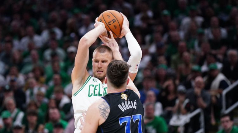 Kristaps Porziņģis pret Luku Dončiču. Foto: USA Today Sports/Scanpix