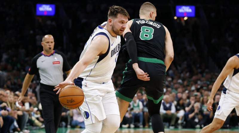 Luka Dončičs pret Kristapu Porziņģi. Foto: USA Today Sports/Scanpix