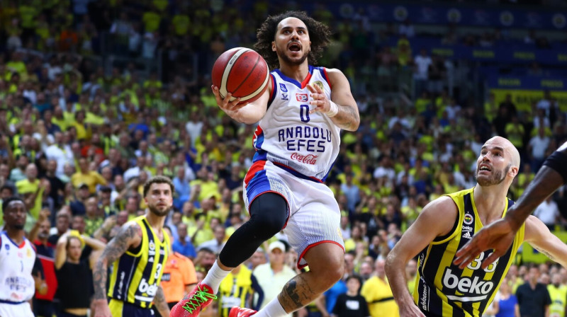 Stambulas "Anadolu Efes" līderis Šeins Larkins brīdi pirms uzvaras groza gūšanas. Foto: Anadolu Efes SK