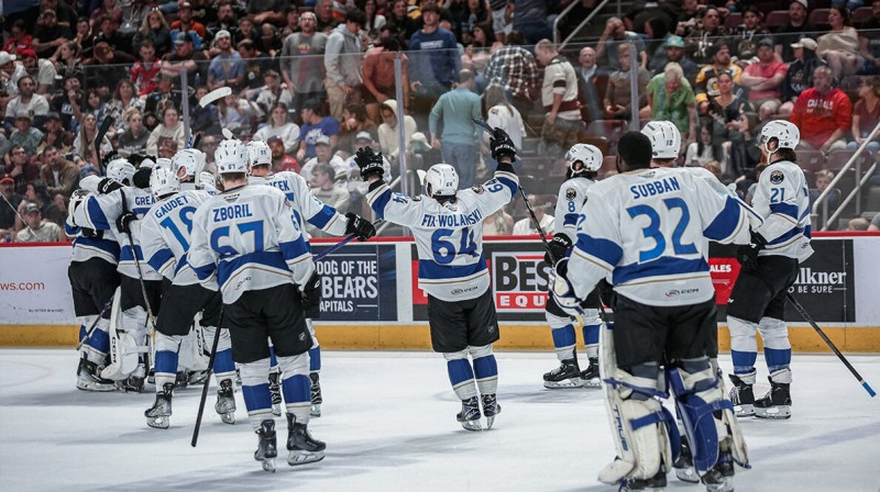 Klīvlendas "Monsters" hokejisti pēc uzvaras Kaldera kausa pusfināla spēlē Hēršijā. Foto: AHL