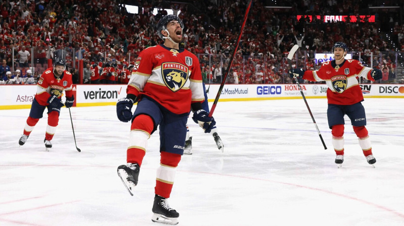 Evans Rodrigess (priekšplānā) pēc vārtu guvuma Stenlija kausa finālsērijas otrajā kaujā. Foto: Bruce Bennett/AFP/Scanpix