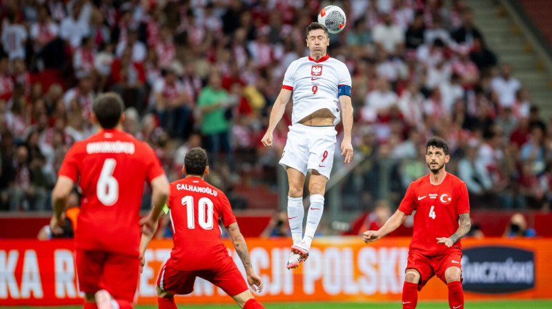 Roberts Levandovskis lēcienā Polijas valstsvienības pārbaudes spēlē pret Turciju. Foto: Mateusz Slodkowski/Cyfrasport/Zumapress.com/Scanpix
