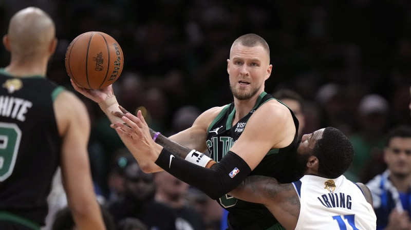 Kristaps Porziņģis un Kairijs Ērvings 2024. gada 9. jūnijā. Foto: AP/Scanpix