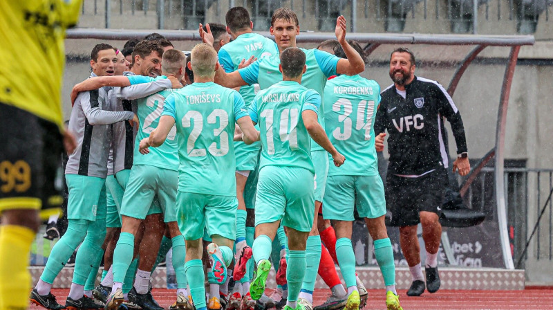 "Valmieras" futbolisti pēc vārtu guvuma. Foto: Jānis Līgats/Valmiera FC