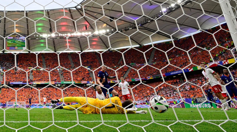 Nīderlandieša Vauta Veghorsta uzvaras vārtu guvuma mirklis. Foto: John MacDougall/AFP/Scanpix