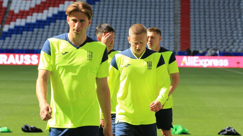 Iļja Zabarnijs un Oleksandrs Zinčenko pirmsspēles treniņā. Foto: ZUMAPRESS/Scanpix