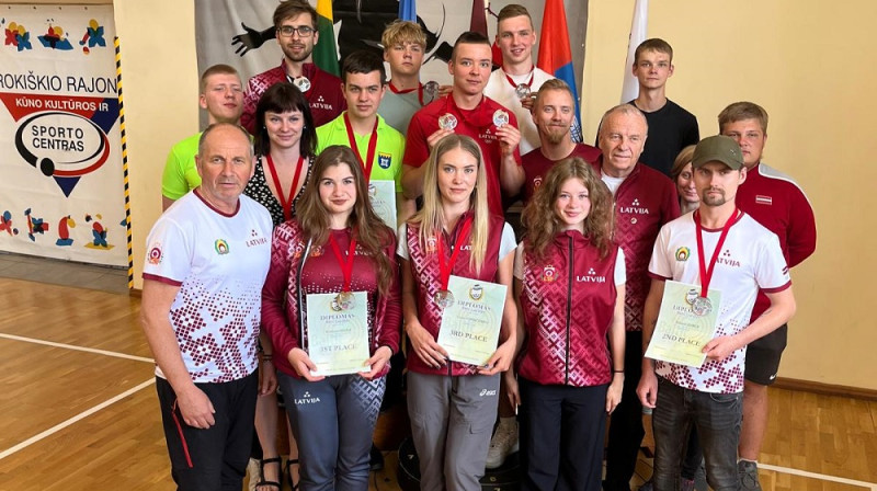 Otro vietu ieguvusī Latvijas komanda un treneri. Foto: Latvijas Šaušanas federācija.