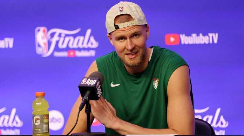NBA čempions Kristaps Porziņģis preses konferencē. Foto: AFP/Scanpix
