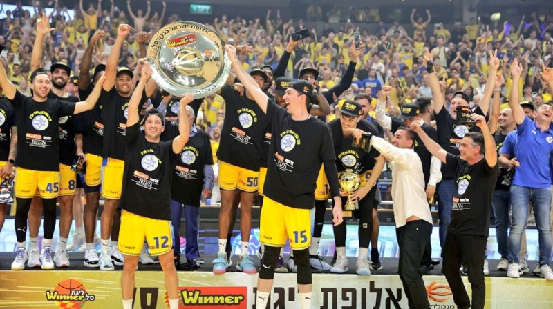 Telavivas "Maccabi" komanda, svinot triumfu 2024. gada Izraēlas meistarsacīkstēs. Foto: Maccabi Tel Aviv BC