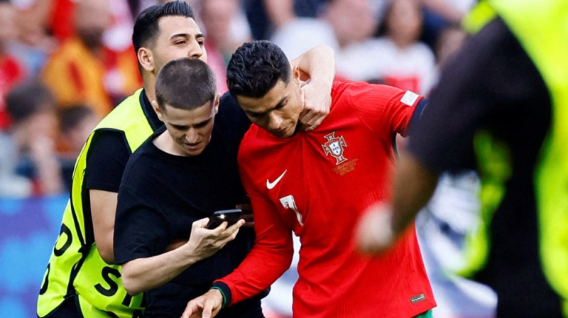 Fans ticis līdz Krištianu Ronaldu. Foto: Reuters/Scanpix