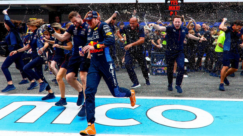 Maksa Verstapena un "Red Bull" komandas uzvaras svinības pēc Spānijas "Grand Prix". Foto: Diogo Cardoso/Zumapress.com/Scanpix