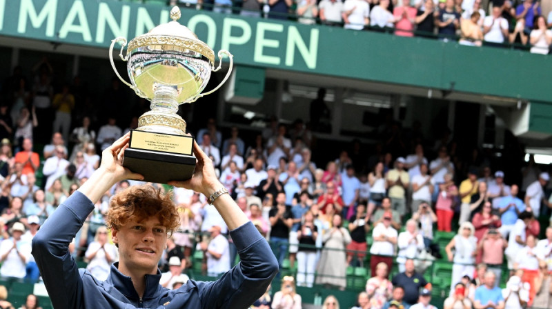 Janniks Sinners ar Halles trofeju. Foto: AFP/Scanpix