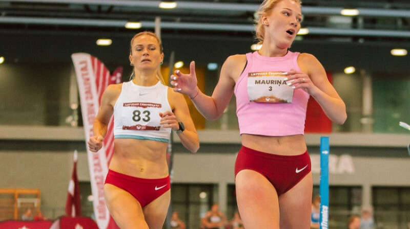 Invida Mauriņa (priekšplānā) un Līga Velvere Latvijas čempionātā 800m telpās. Foto: Guntis Bērziņš.