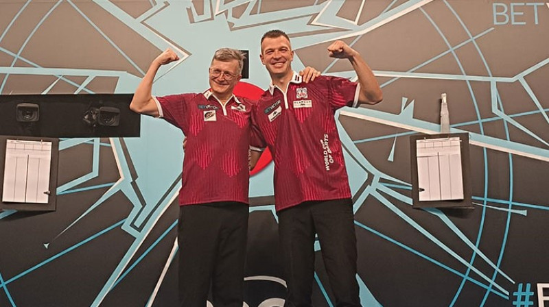 Valters Melderis un Madars Razma. Foto: Latvijas Darts organizācija