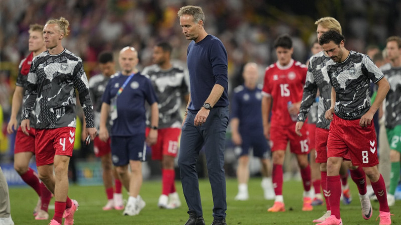 Dānijas valstsvienības galvenais treneris Kaspers Hjulmands un futbolisti. Foto: Andreea Alexandru/AP/Scanpix