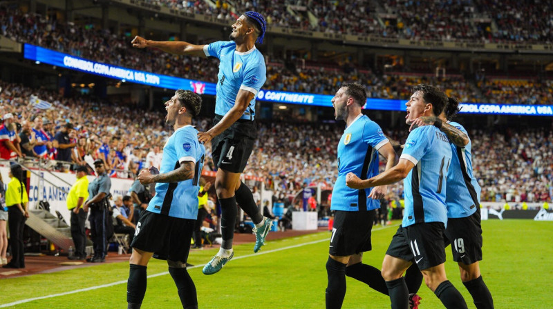 Urugvajas futbolisti pēc vārtu guvuma pret ASV izlasi. Foto: Jay Biggerstaff/USA Today Sports/Scanpix