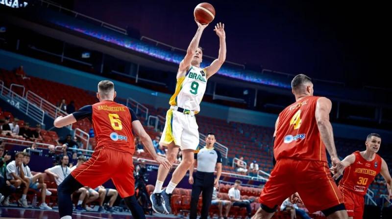 Brazīlietis Marselinju Uertass uzbrukumā pret Melnkalnes valstsvienību. Foto: FIBA