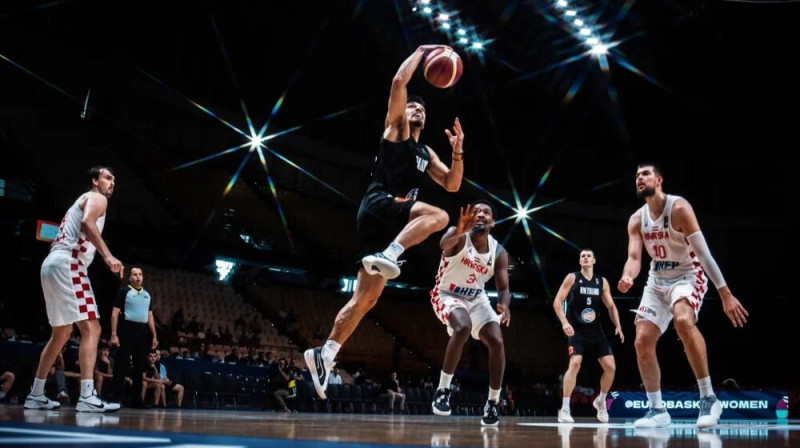 Jaunzēlandietis Šejs Ili caurgājienā līdz Horvātijas valstsvienības grozam. Foto: FIBA