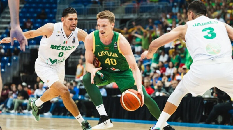 Mariuss Grigonis olimpiskās kvalifikācijas spēlē pret Meksiku. Foto: FIBA