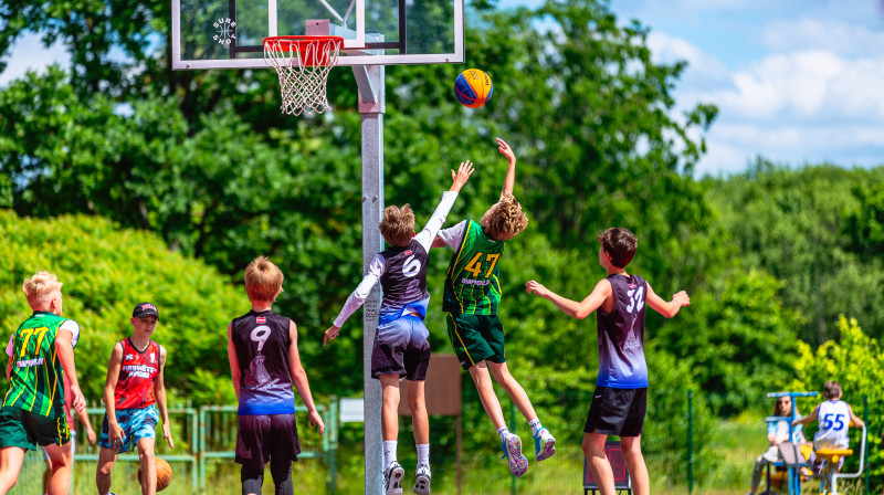 Vasaras pirmais jauniešu 3x3 basketbola turnīrs Ropažu novada Upesciemā. Publicitātes foto