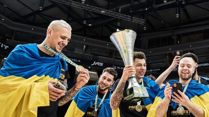 Isufs Sanons ar Latvijas-Igaunijas līgas trofeju. Foto: Hendriks Osula/estlatbl.com