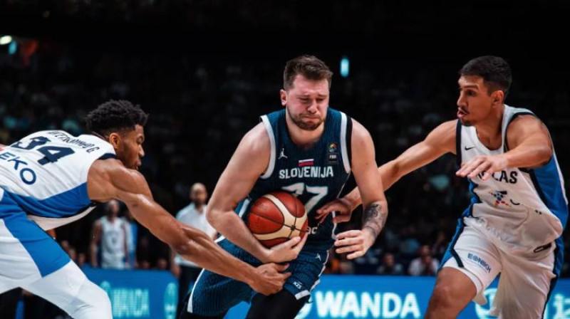 Luka Dončičs pret Janni Adetokunbo un Jannuli Larendzaki. Foto: FIBA