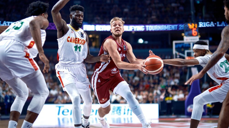 Artūrs Žagars mačā pret Kamerūnu. Foto: FIBA