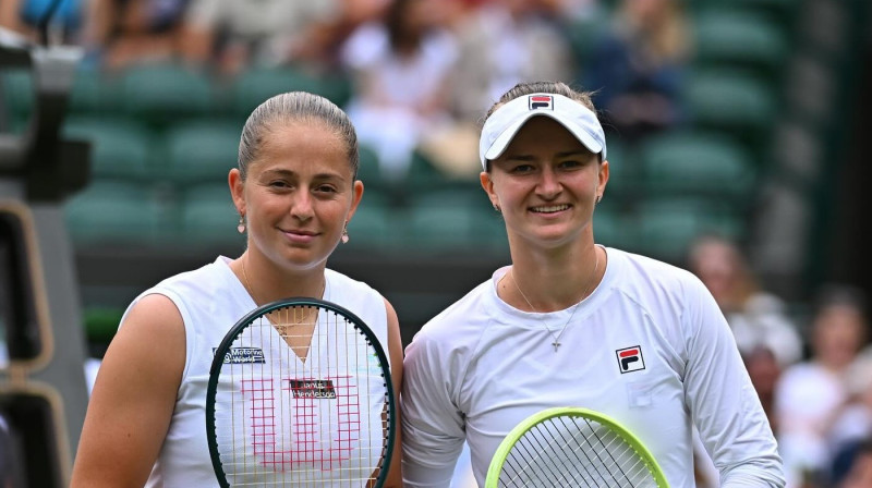 Aļona Ostapenko un Barbora Krejčīkova. Foto: Corinne Dubreuil / @cocodubreuilphoto / FFT