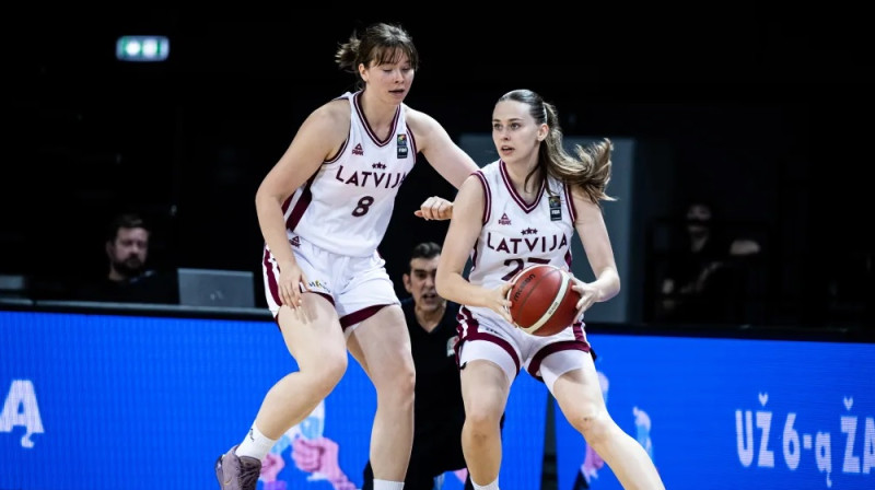 Evelīna Otto un Anna Liepiņa. Foto: FIBA