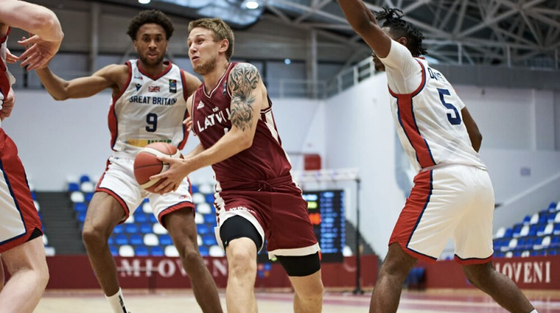 Dāvis Ozers mačā pret Lielbritāniju. Foto: FIBA