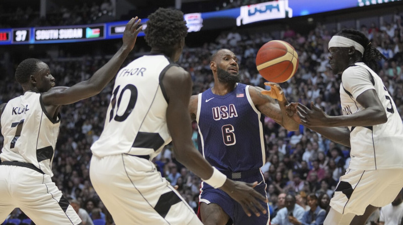 Lebrons Džeimss un Dienvidsudānas basketbolisti. Foto: Kin Cheung/AP/Scanpix