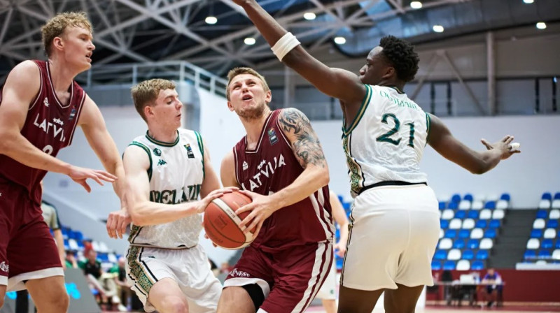 Mirklis no Latvijas un Īrijas U20 valstsvienību spēles. Foto: FIBA