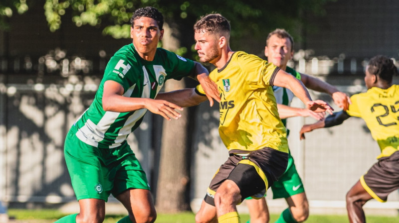 Vini Souza cīņā at "Tukuma" aizsardzību. Foto: FK Metta