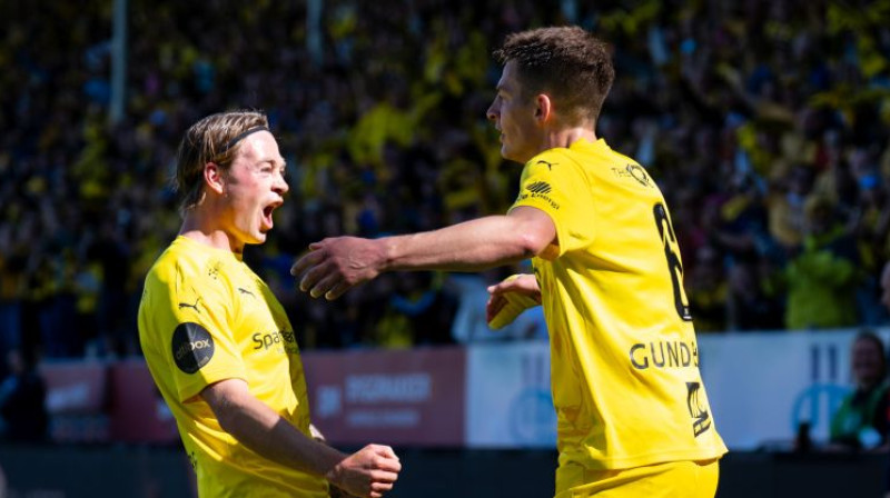 Patriks Bergs un Justains Gunnešens svin vārtu guvumu. Foto: FK Bodø/Glimt