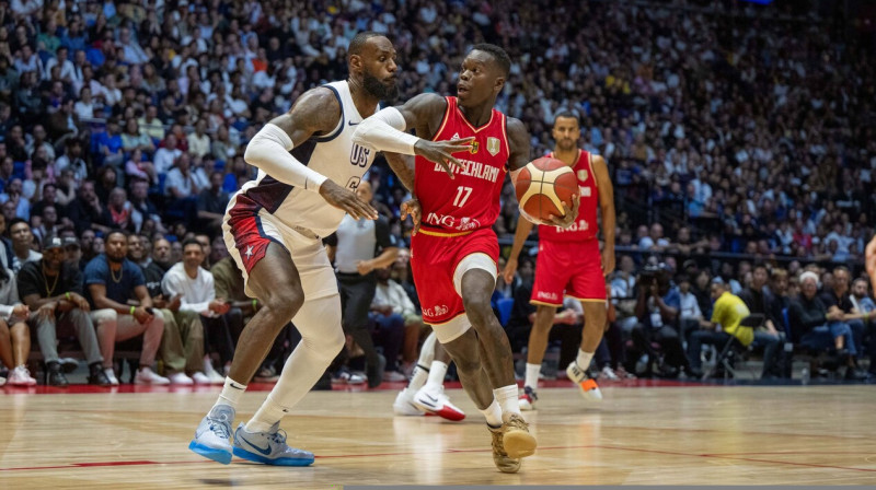 Deniss Šrēders pret Lebronu Džeimsu. Vācija pret ASV. Foto: Tilo Wiedensohler/Imago Images/Scanpix