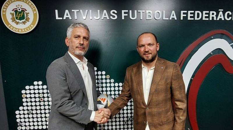 Masimiljāno Bellarte un Vadims Ļašenko. Foto: Latvijas Futbola federācija