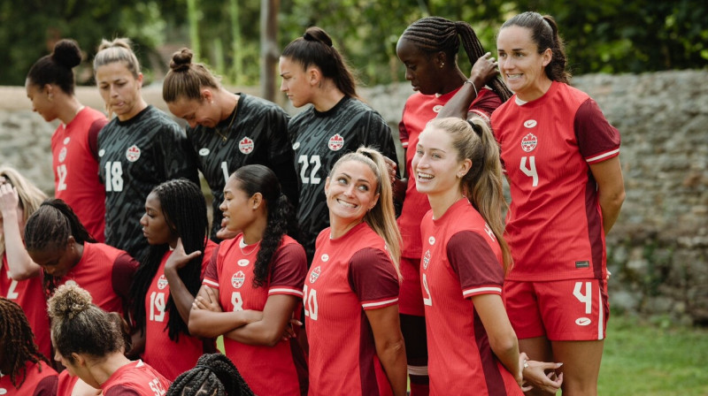 Kanādas valstsvienības futbolistes kopbildēšanās laikā Sentetjēnā. Foto: Canada Soccer