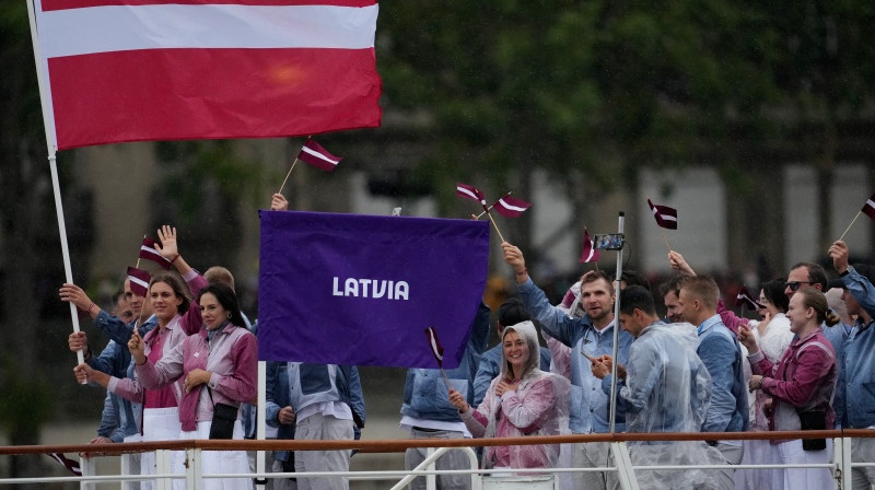 Latvijas delegācija Parīzes OS atklāšanas ceremonijā. Foto: Reuters/Scanpix