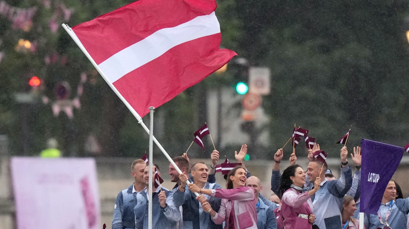 Latvijas olimpieši Parīzes olimpisko spēļu atklāšanā. Foto: Romāns Kokšarovs / LOK