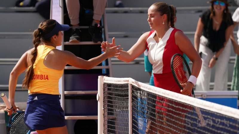 Kamila Osorio un Aļona Ostapenko. Foto: Romāns Kokšarovs/LOK