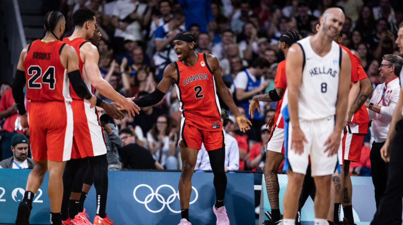 Kanādas basketbolisti un Niks Kalatess. Foto: FIBA